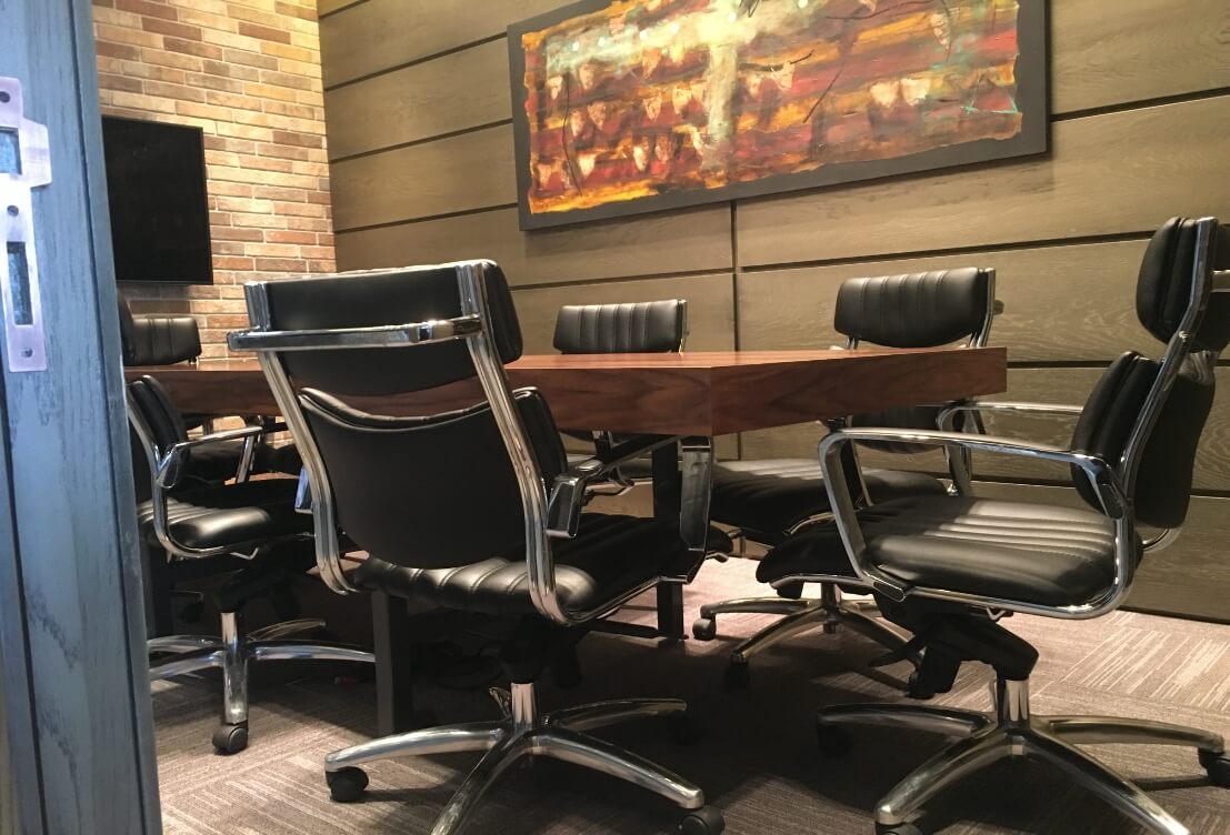 Проект меблирования офисного помещения, стол для переговоров, компьютерные кресла